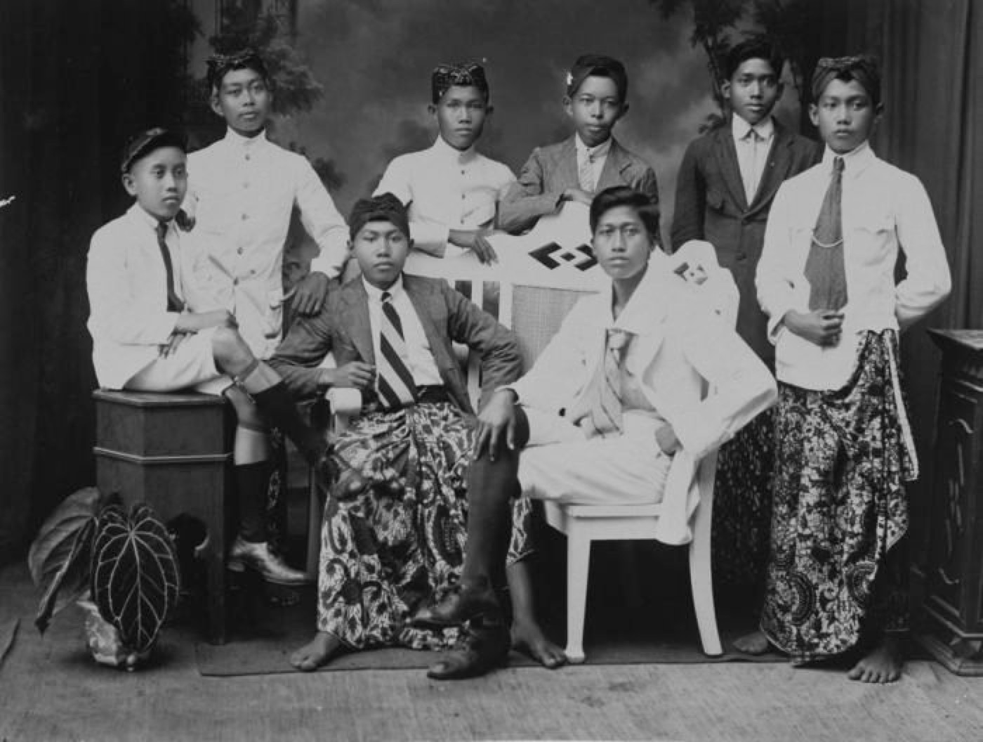 Groepsfoto van acht jonge mannen, leerlingen van de STOVIA