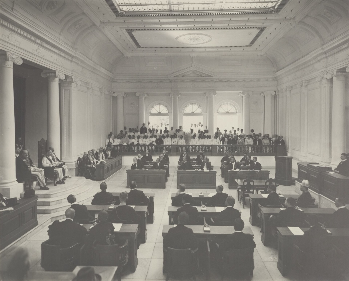 Opening van de Volksraad in een grote zaal in Batavia, 1918