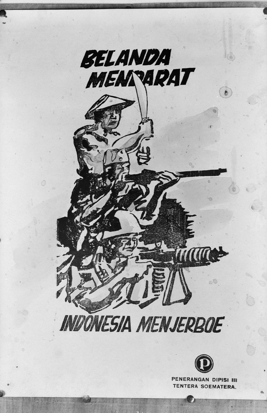 Indonesisch affiche met drie strijders: BELANDA MENDARAT bovenaan, INDONESIA MENJERBOE onderaan