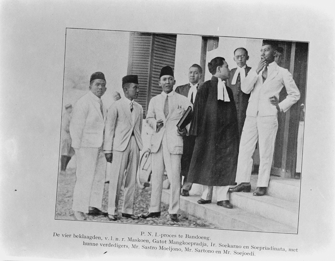 P.N.I. proces te Bandoeng, 1930: de vier verdachten met hun drie verdedigers